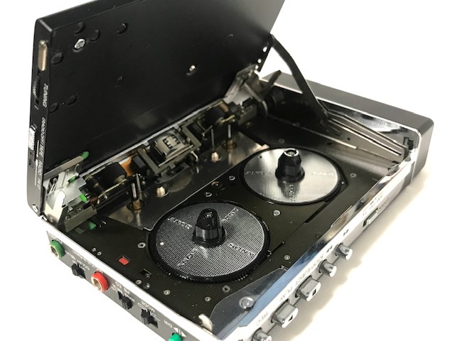 [極美品][希少][美音][整備品] SONY ウォークマン WM-F203 電池ボックス付き マットブラック (カセットテープ再生録音ラジオAM/FM)