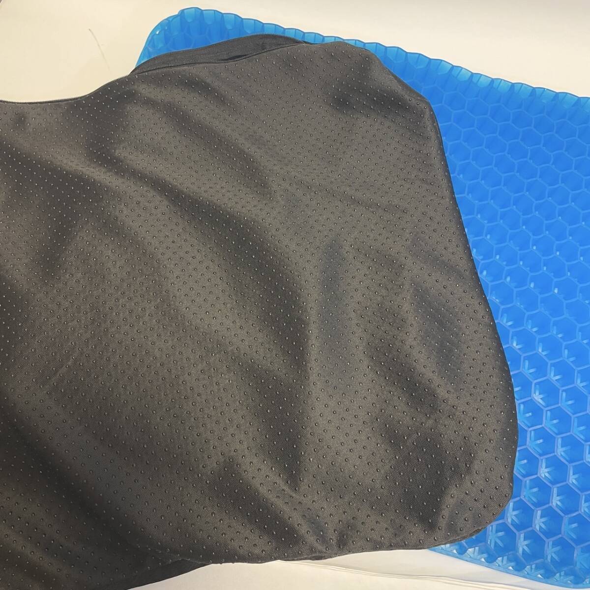 ゲルクッション 高通気性 ジェルクッション ハニカム構造 高反発 無重力クッション カバー付 オフィス 自宅 車 椅子用 (１個セット)_画像7