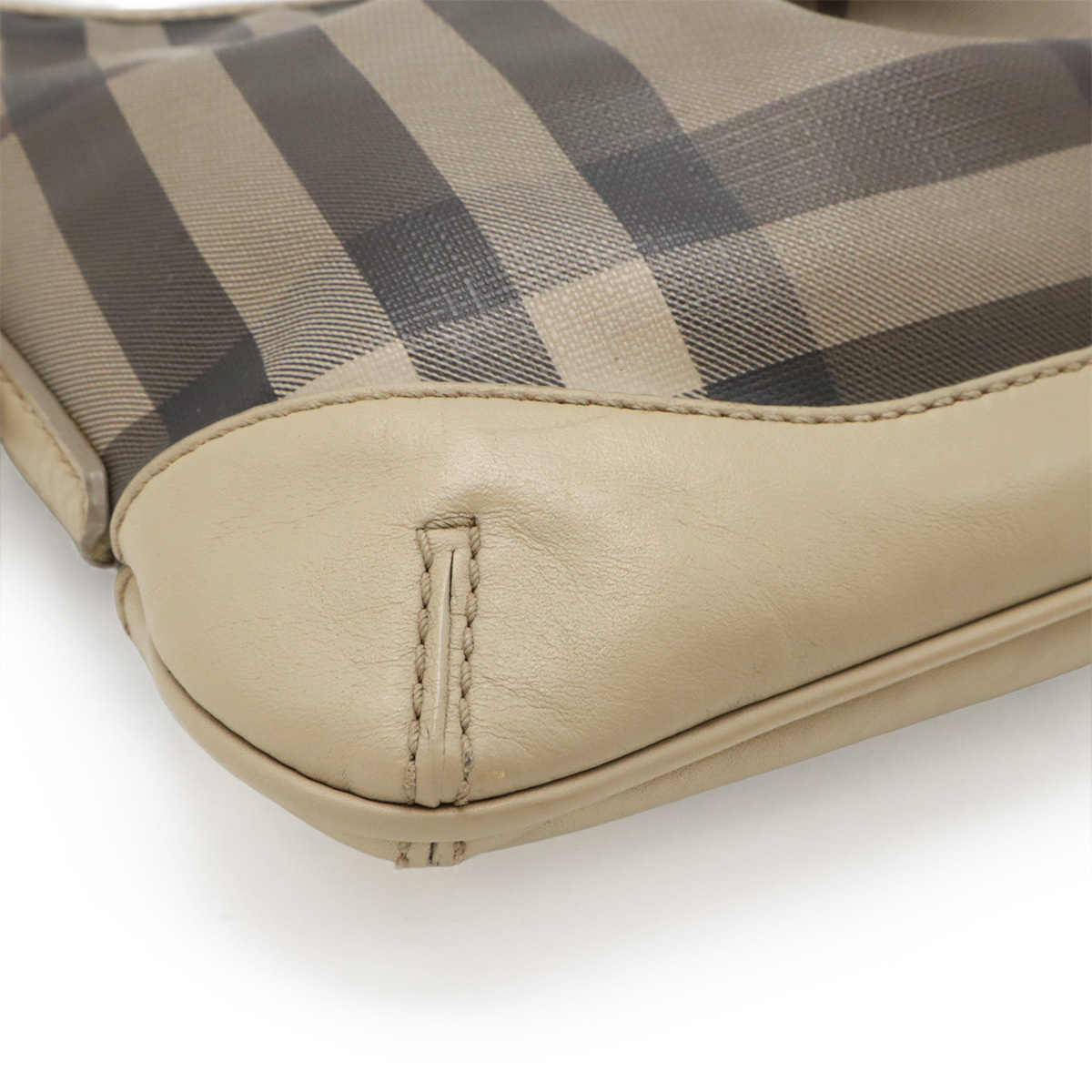 BURBERRY バーバリー スモークドチェック チェック柄 ショルダーバッグ 斜め掛け PVC レザー グレージュ マルチカラー_画像3