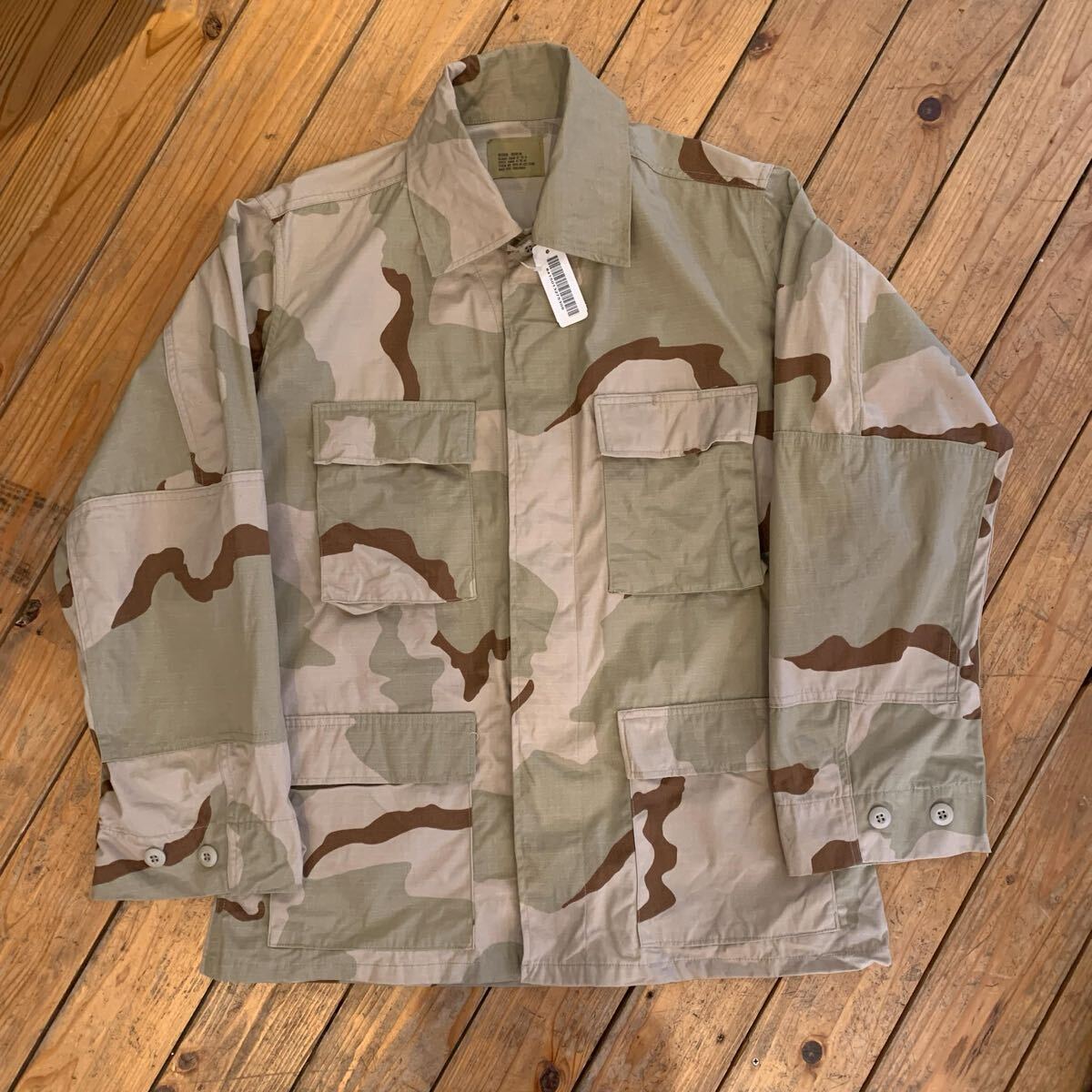 新品 ミリタリー デザートカモシャツジャケット メンズ Medium-Regularサイズ アーミー 米軍実物 サバイバル 迷彩 タグ付き未使用品 T3155_画像2