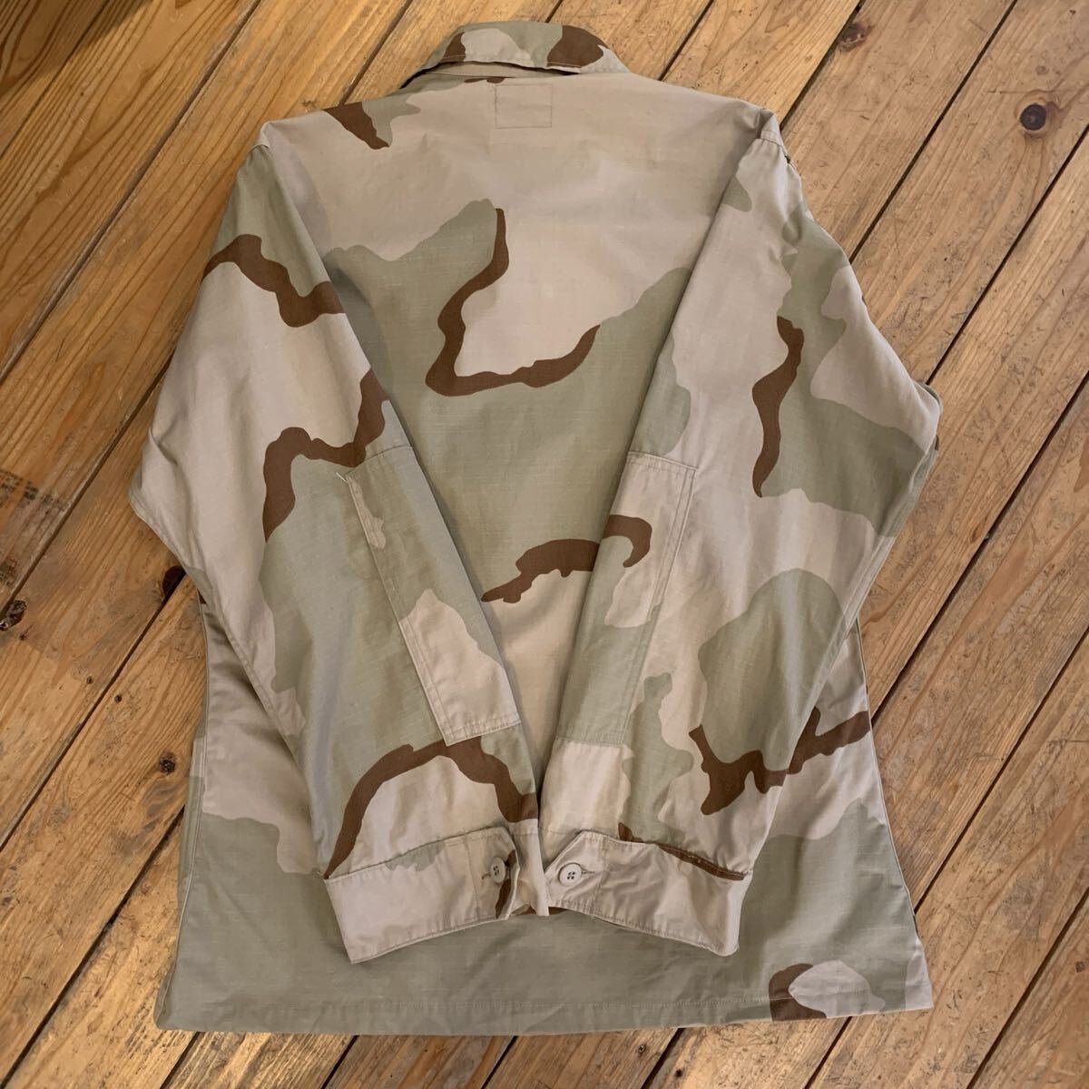 新品 ミリタリー デザートカモシャツジャケット メンズ Medium-Regularサイズ アーミー 米軍実物 サバイバル 迷彩 タグ付き未使用品 T3155_画像3