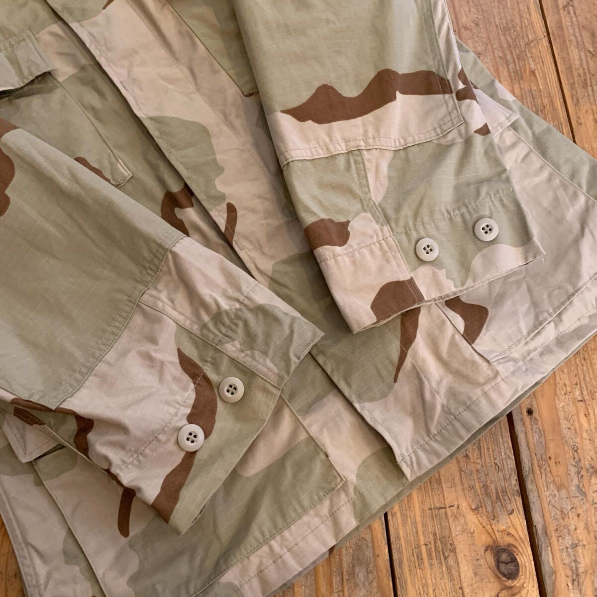 新品 ミリタリー デザートカモシャツジャケット メンズ Medium-Regularサイズ アーミー 米軍実物 サバイバル 迷彩 タグ付き未使用品 T3155_画像9