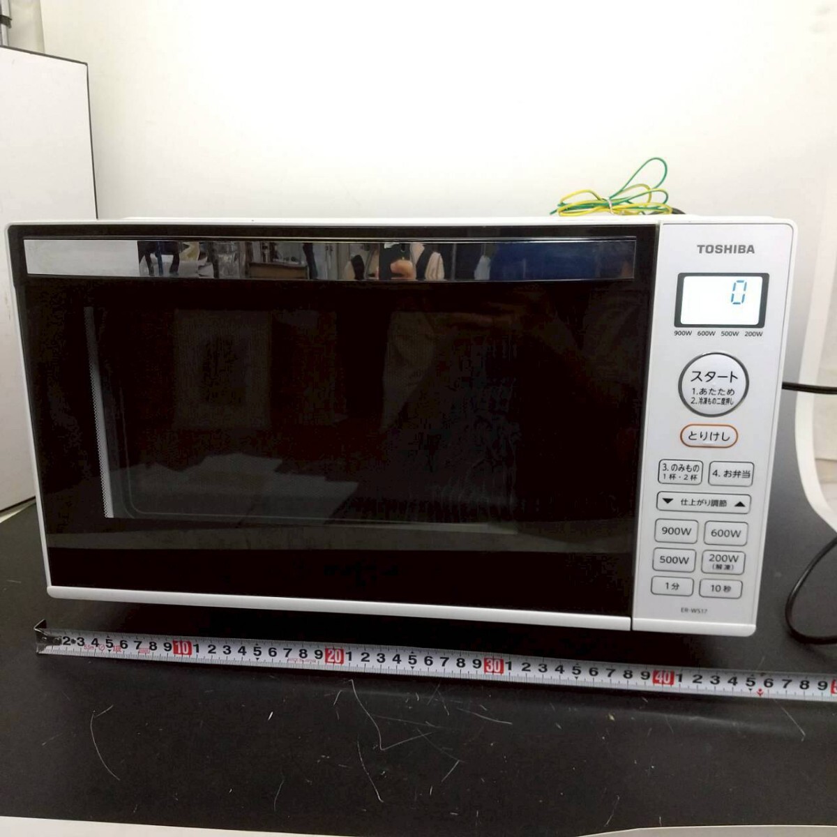 B2051 東芝 TOSHIBA ER-WS17(W)フラット電子レンジ 2022年製 ヘルツフリー 家庭用 17L 上開閉 通電OK 200~900W 大きな弁当ラクに入る中古