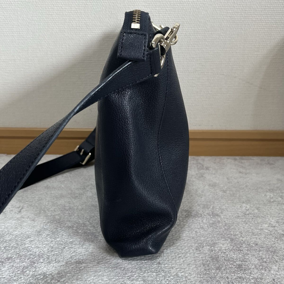 【美品】ポールスミス PaulSmith ショルダーバッグ サコッシュ 斜めがけ マルチストライプ レザー ネイビー紺 ロゴ メンズ クロスボディ