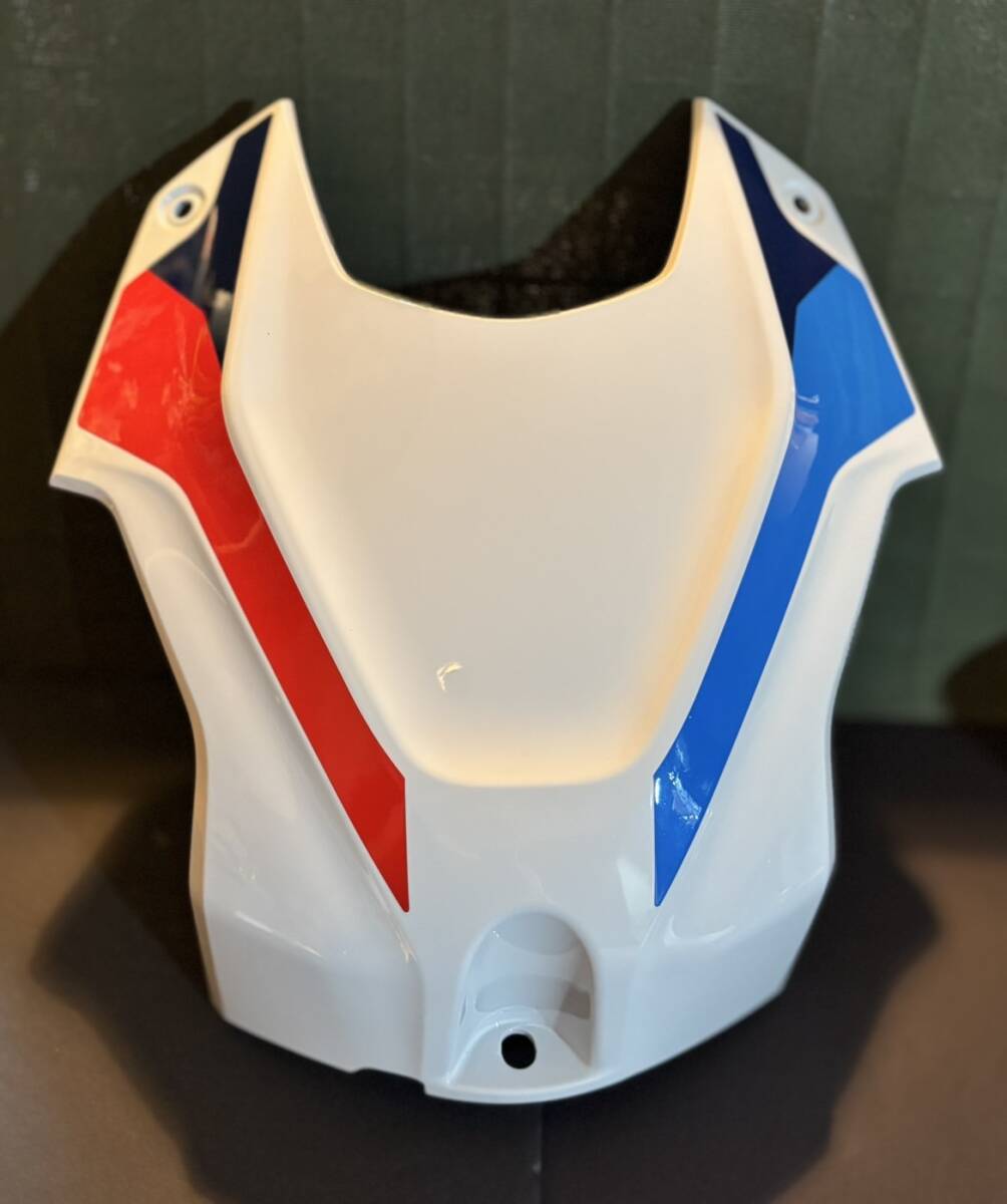 ★希少品 BMW S1000R ライト・ホワイト/Mモータースポーツ (N3H)専用のタンクカバー_画像1