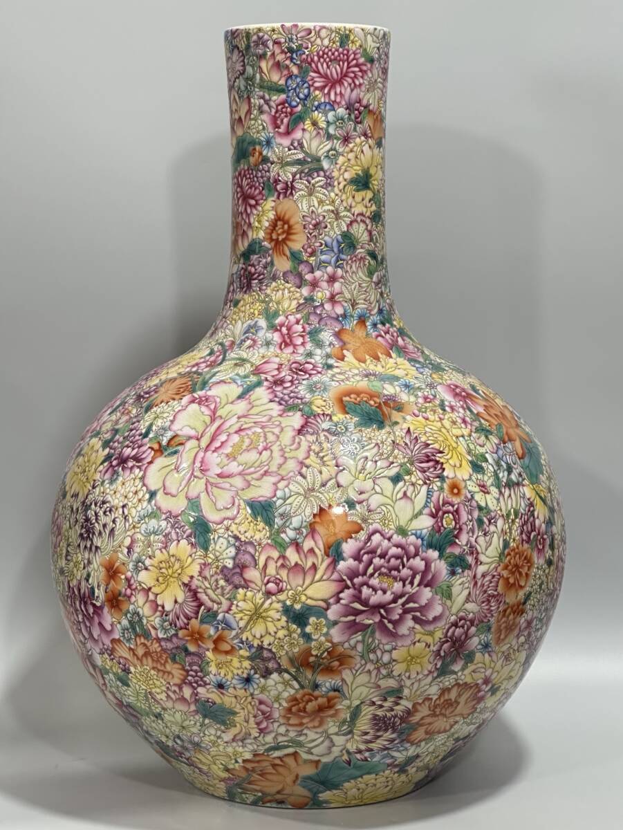 ◆珍蔵◆中国古美術 大清乾隆年製款　粉彩　古陶磁　萬花彩　牡丹花卉紋 天球瓶　精品　細密細工造　置物　擺件　古賞物　時代物　A39