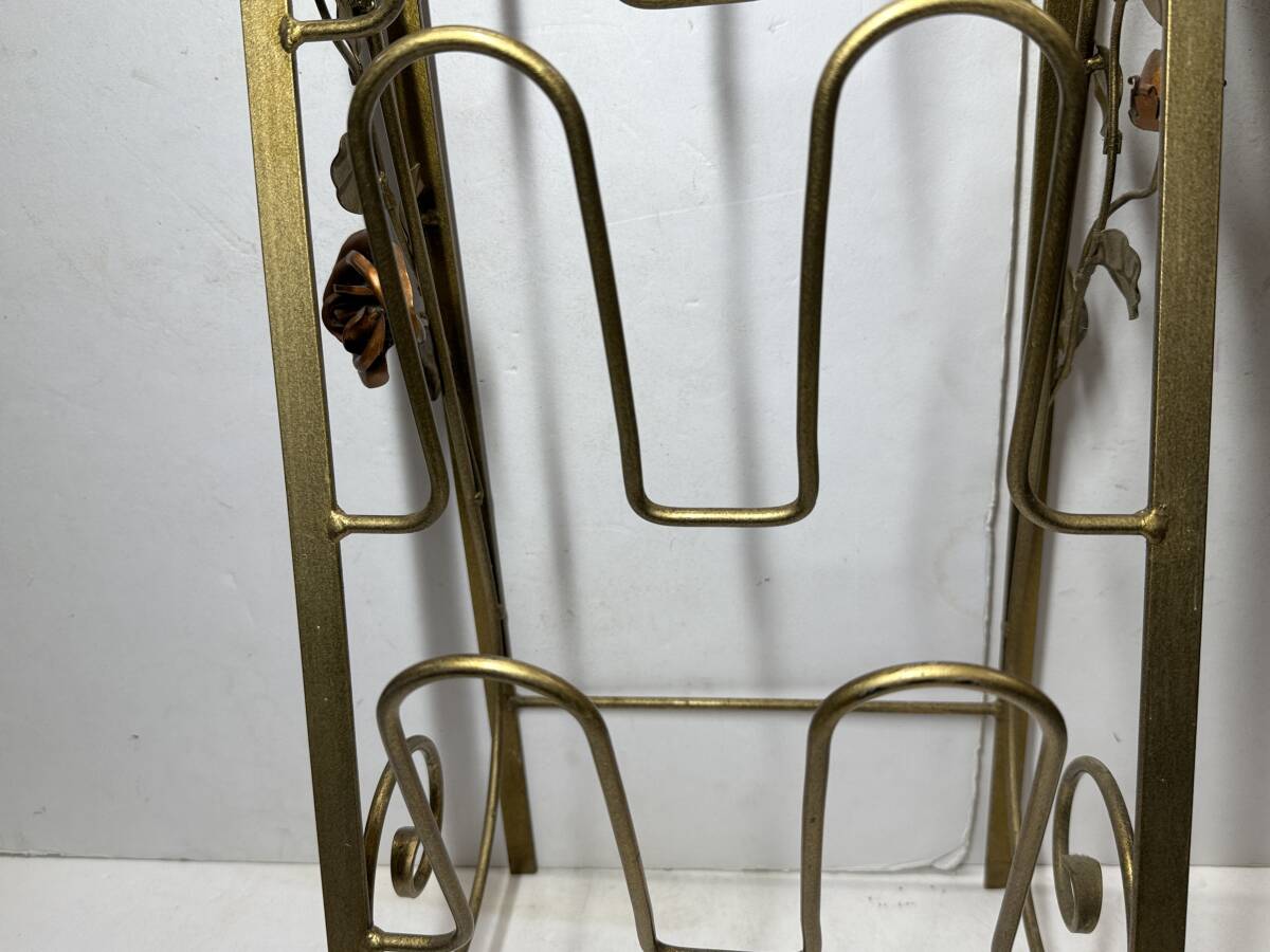 * collector стоит посмотреть железный оборудование орнамент имеется подставка для тапочек 5 уровень высота примерно 87. золотой цвет металлический тапочки место хранения интерьер вход украшение текущее состояние товар GT176