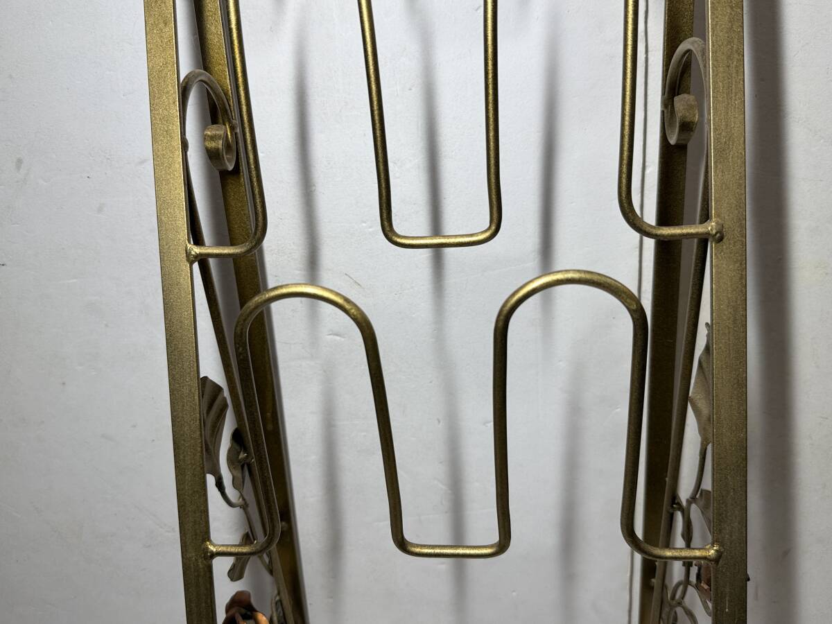 * collector стоит посмотреть железный оборудование орнамент имеется подставка для тапочек 5 уровень высота примерно 87. золотой цвет металлический тапочки место хранения интерьер вход украшение текущее состояние товар GT176