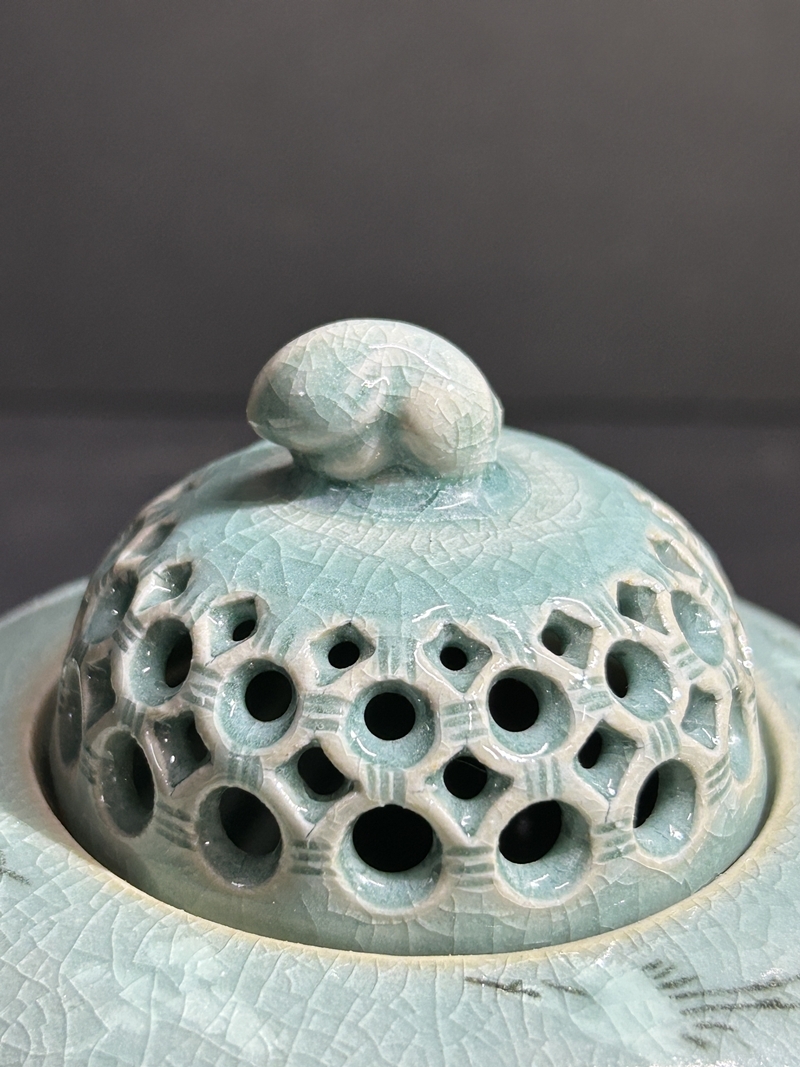 ● コレクター必見(jiàn) 海日 韓國(guó)青磁 香爐 透かし彫り 三つ足 香具 陶器制 工蕓品 置物 Nr862