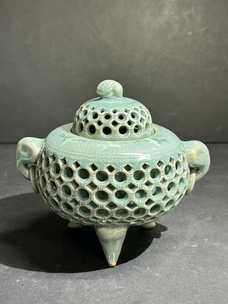 ● コレクター必見(jiàn) 海日 韓國(guó)青磁 香爐 透かし彫り 三つ足 香具 陶器制 工蕓品 置物 Nr862