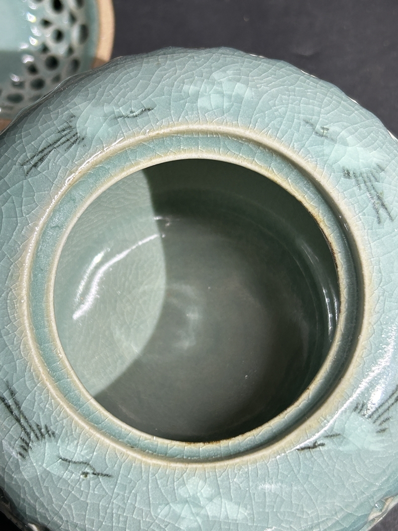 ● コレクター必見(jiàn) 海日 韓國(guó)青磁 香爐 透かし彫り 三つ足 香具 陶器制 工蕓品 置物 Nr862