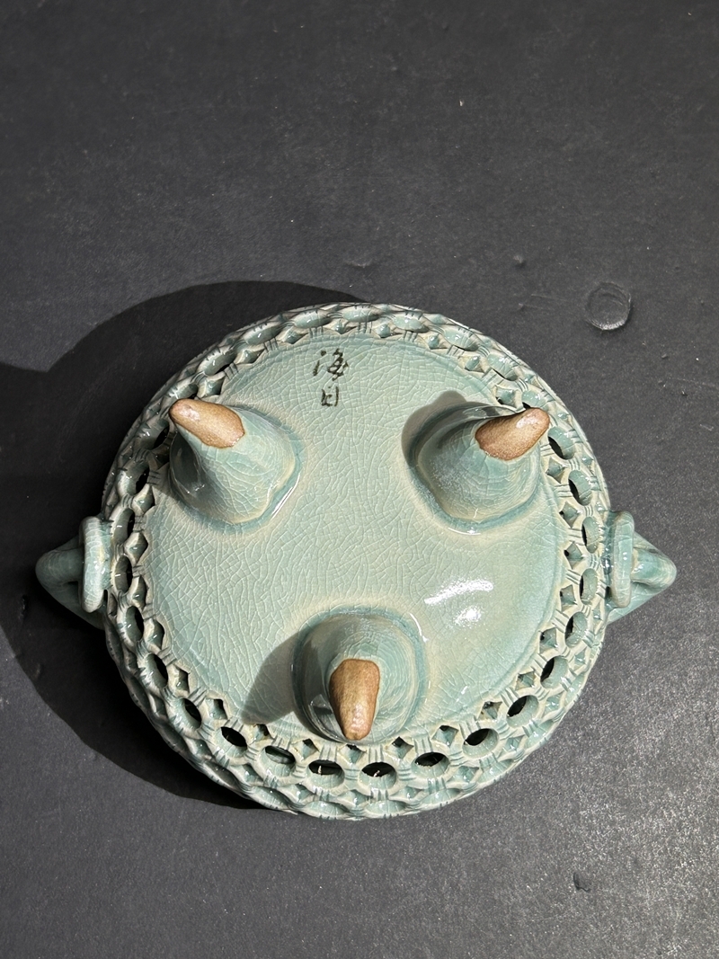 ● コレクター必見(jiàn) 海日 韓國(guó)青磁 香爐 透かし彫り 三つ足 香具 陶器制 工蕓品 置物 Nr862
