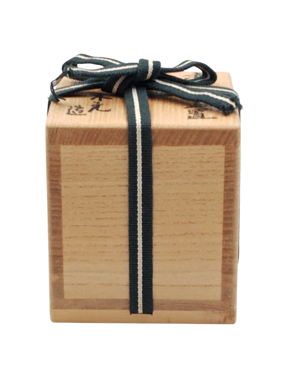 ＜茶道具＞ 藪內(nèi)流 十三代 【青々斎(竹仲紹智)箱書】【豊田木元 作】『赤絵 金襕手 三人形 蓋置』 桐共箱 真作保証