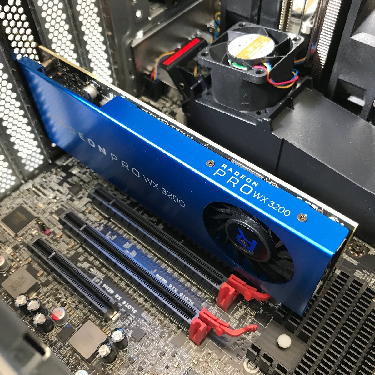 LENOVO ThinkStation P620 30E1S66110 AMD Ryzen Threadripper PRO 3995WX 64-Cores 2.70 GHz/256 GB/2 TB(NVMe) 〔0925D10〕