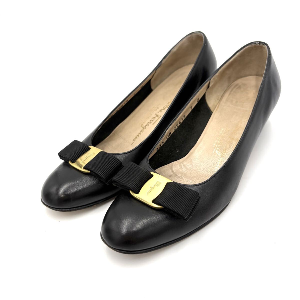 M ■ イタリア製 '名作!! ヴァラリボン装飾' Salvatore Ferragamo サルヴァトーレフェラガモ 本革 レザー パンプス 7B 24cm 高級婦人靴 黒_画像1