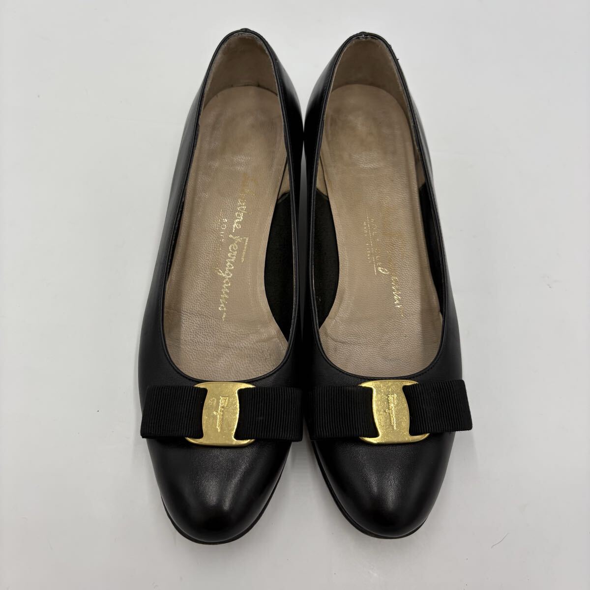 M ■ イタリア製 '名作!! ヴァラリボン装飾' Salvatore Ferragamo サルヴァトーレフェラガモ 本革 レザー パンプス 7B 24cm 高級婦人靴 黒_画像2