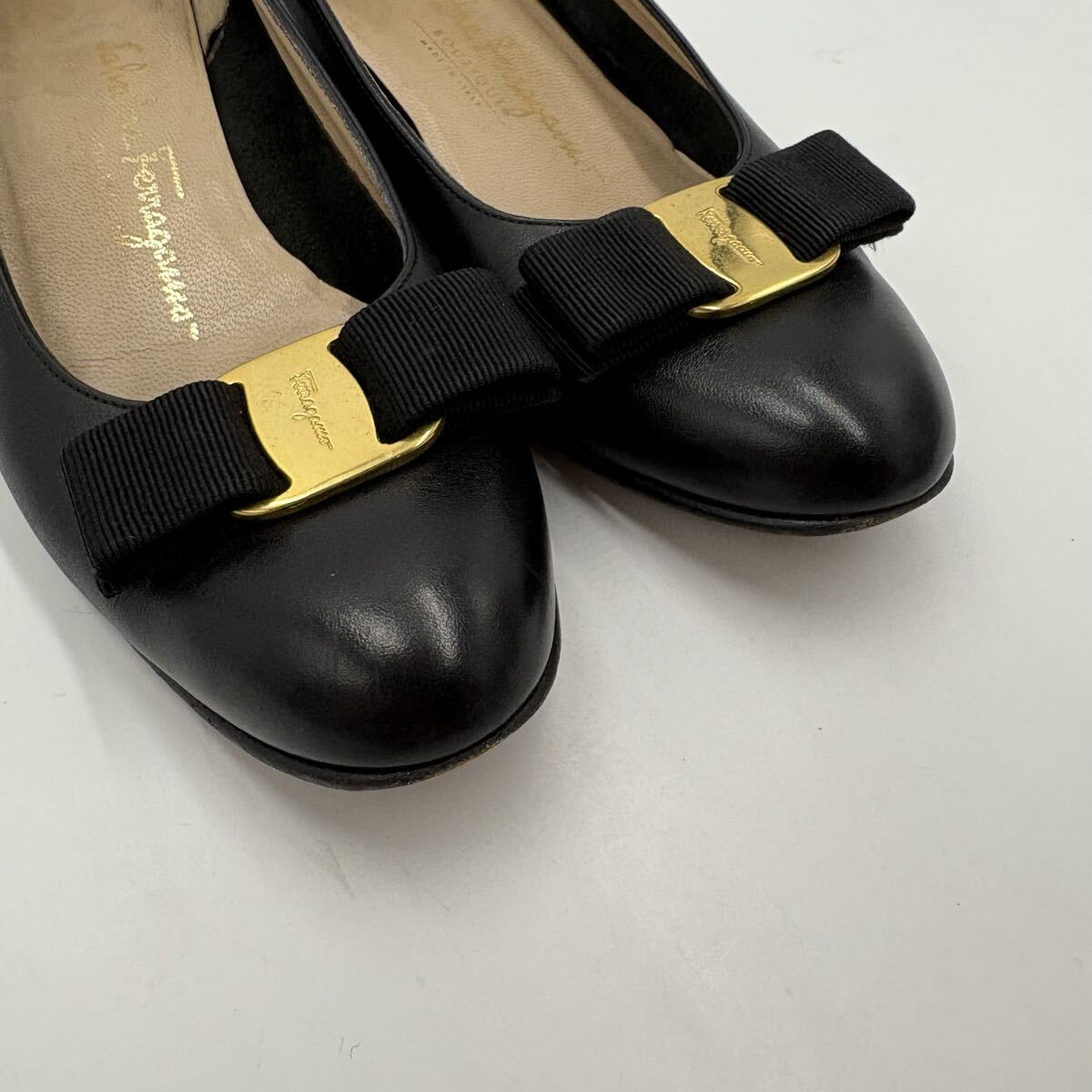 M ■ イタリア製 '名作!! ヴァラリボン装飾' Salvatore Ferragamo サルヴァトーレフェラガモ 本革 レザー パンプス 7B 24cm 高級婦人靴 黒_画像3