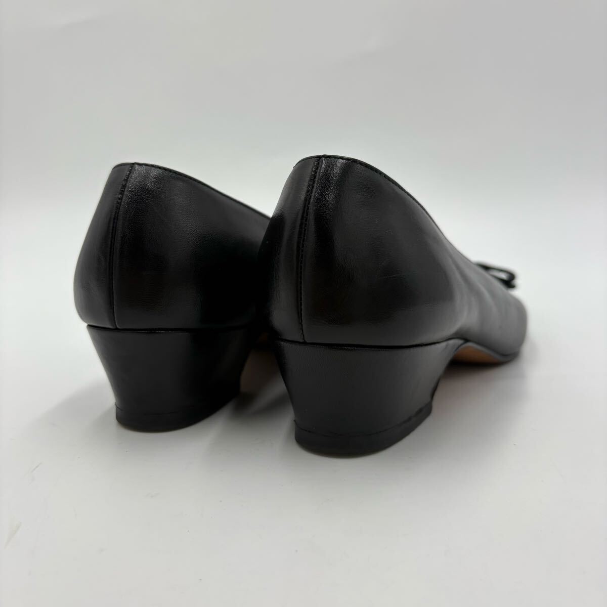 M ■ イタリア製 '名作!! ヴァラリボン装飾' Salvatore Ferragamo サルヴァトーレフェラガモ 本革 レザー パンプス 7B 24cm 高級婦人靴 黒_画像4