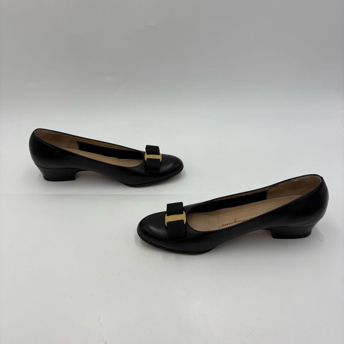 M ■ イタリア製 '名作!! ヴァラリボン装飾' Salvatore Ferragamo サルヴァトーレフェラガモ 本革 レザー パンプス 7B 24cm 高級婦人靴 黒_画像5