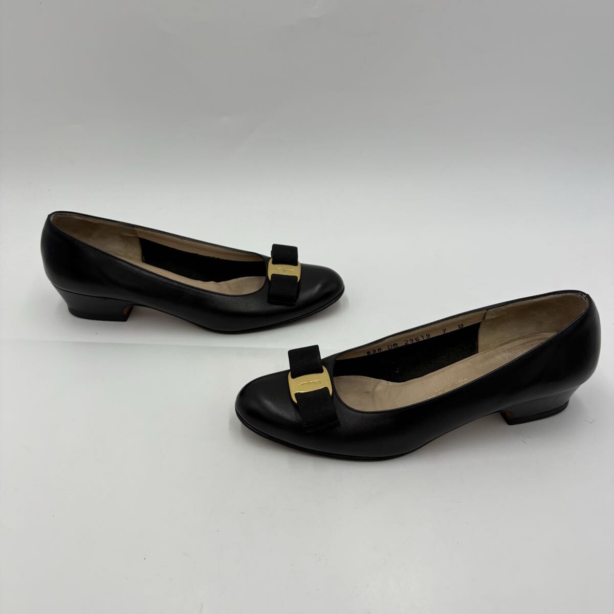 M ■ イタリア製 '名作!! ヴァラリボン装飾' Salvatore Ferragamo サルヴァトーレフェラガモ 本革 レザー パンプス 7B 24cm 高級婦人靴 黒_画像6
