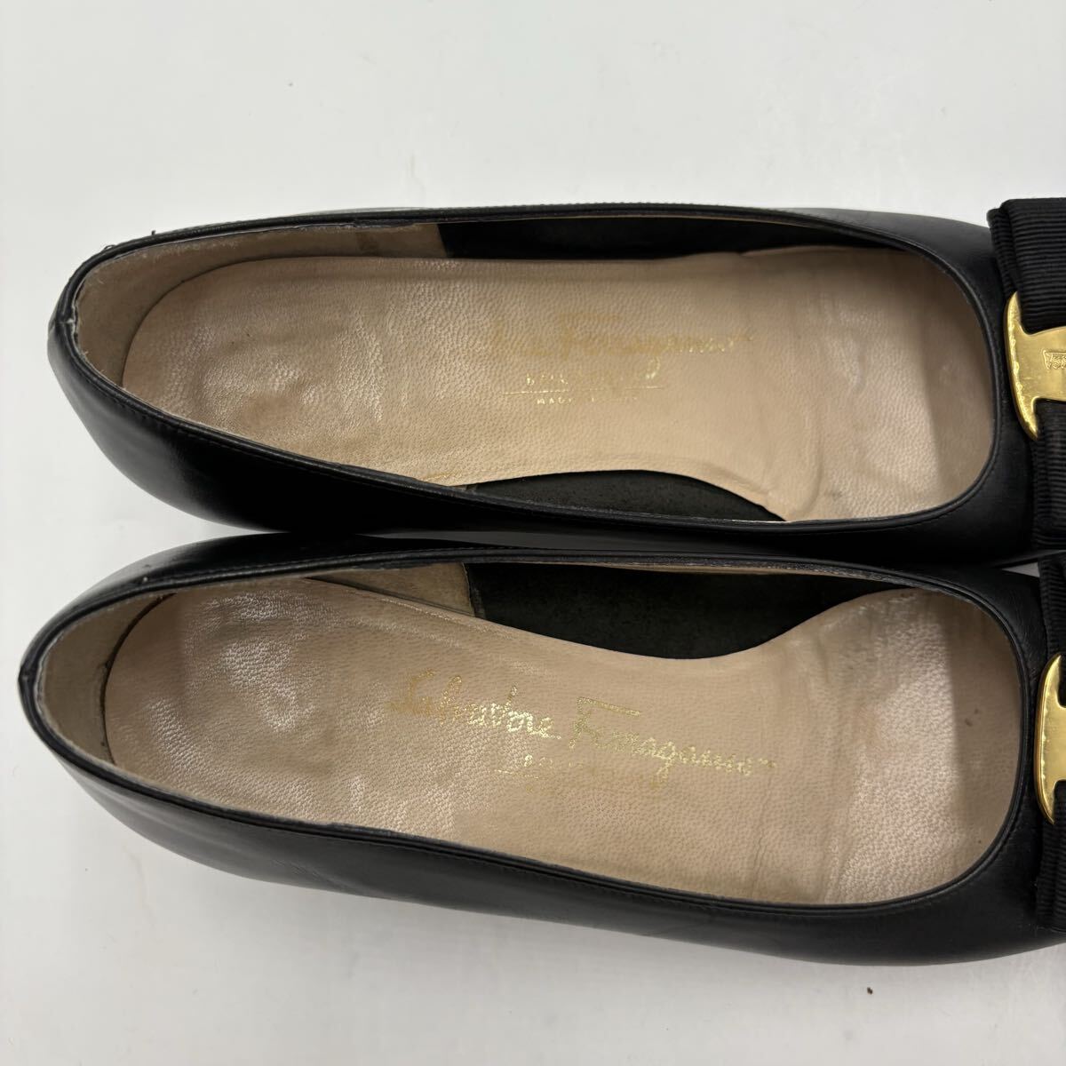M ■ イタリア製 '名作!! ヴァラリボン装飾' Salvatore Ferragamo サルヴァトーレフェラガモ 本革 レザー パンプス 7B 24cm 高級婦人靴 黒_画像8
