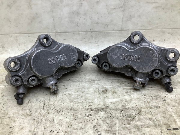 ZB4764 ZZR1100/ ZZ-R1100 フロントブレーキキャリパー左右/ キャリパー/ ブレーキ トキコ/TOKIKO4ポット対向キャリパー ZXT10C-0161