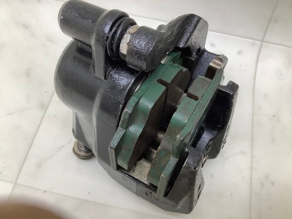 ZB4787 XS400 フロントブレーキキャリパー右 16Y-0111