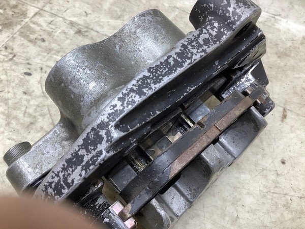 ZB4705 マジェスティ250/ Majesty250 フロントブレーキキャリパー スミトモ/SUMITOMO 4HC-2172