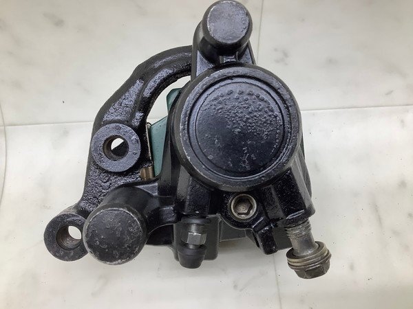 ZB4787 XS400 フロントブレーキキャリパー右 16Y-0111