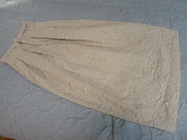 秋 1回着用 美品 VACANCY 生成りベージュ 凹凸生地 お花 地模様 裾スリット ベルト付き マキシ丈 スカート M L レタパ600円発送 同梱OK _画像1