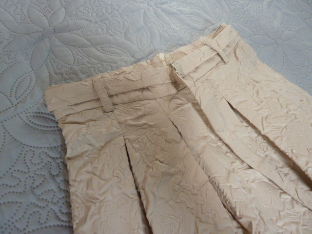 秋 1回着用 美品 VACANCY 生成りベージュ 凹凸生地 お花 地模様 裾スリット ベルト付き マキシ丈 スカート M L レタパ600円発送 同梱OK _画像2