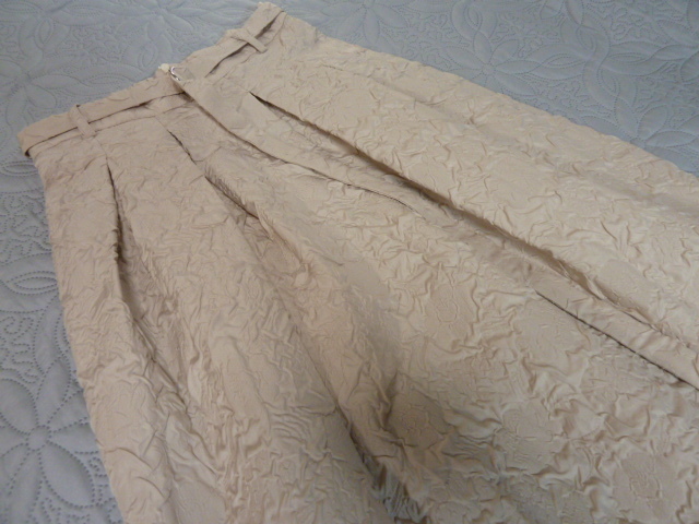 秋 1回着用 美品 VACANCY 生成りベージュ 凹凸生地 お花 地模様 裾スリット ベルト付き マキシ丈 スカート M L レタパ600円発送 同梱OK _画像3