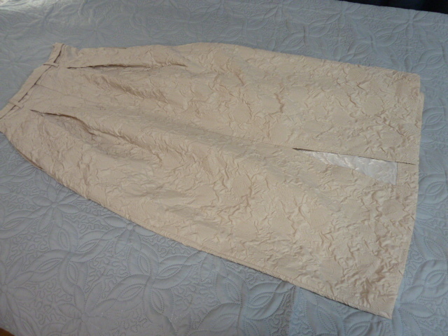 秋 1回着用 美品 VACANCY 生成りベージュ 凹凸生地 お花 地模様 裾スリット ベルト付き マキシ丈 スカート M L レタパ600円発送 同梱OK _画像5