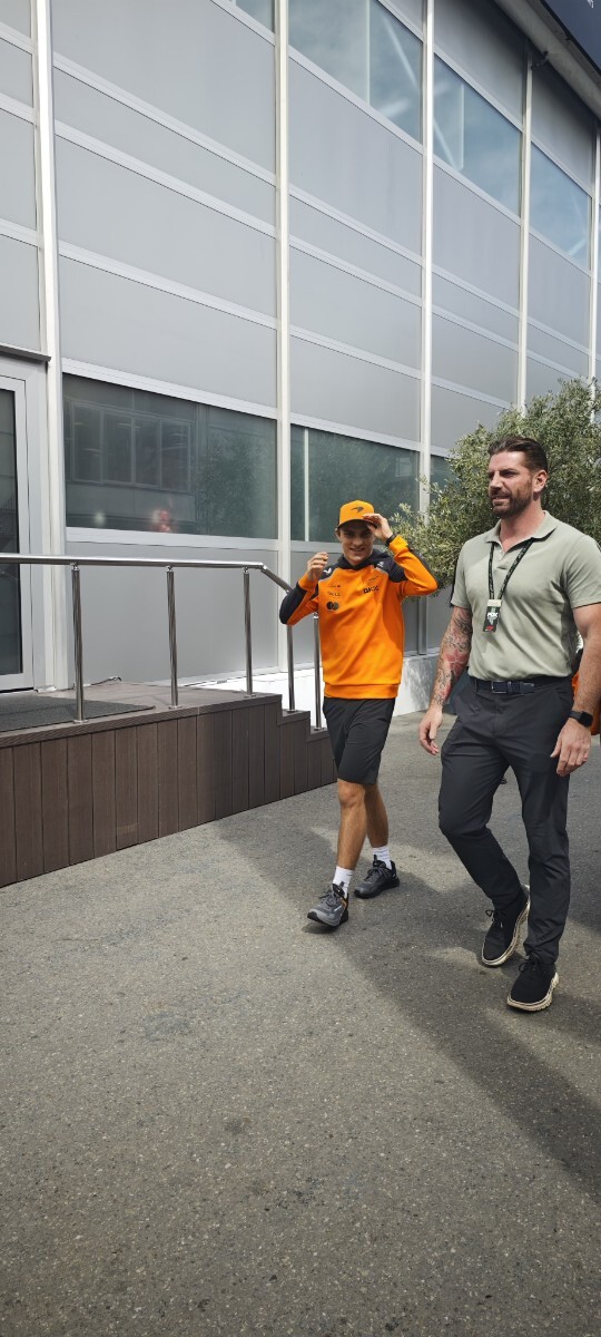 オスカー・ピアストリ 直筆サイン入り 2025年オーストラリアGP限定 1/2ヘルメット マクラーレン ミニヘルメット_画像4