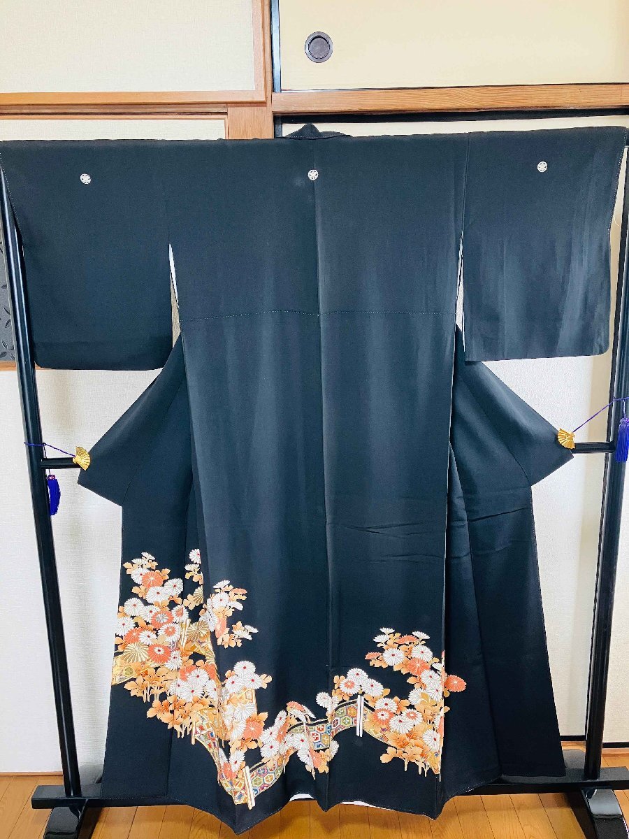 着物 黒留袖 正絹 / 黒色系 ブラック系 / 五つ紋 菊 身丈約152cm 裄丈約63cm 袖幅47.5cm 後幅30cm 前幅24cm TCS着物 W54_画像2