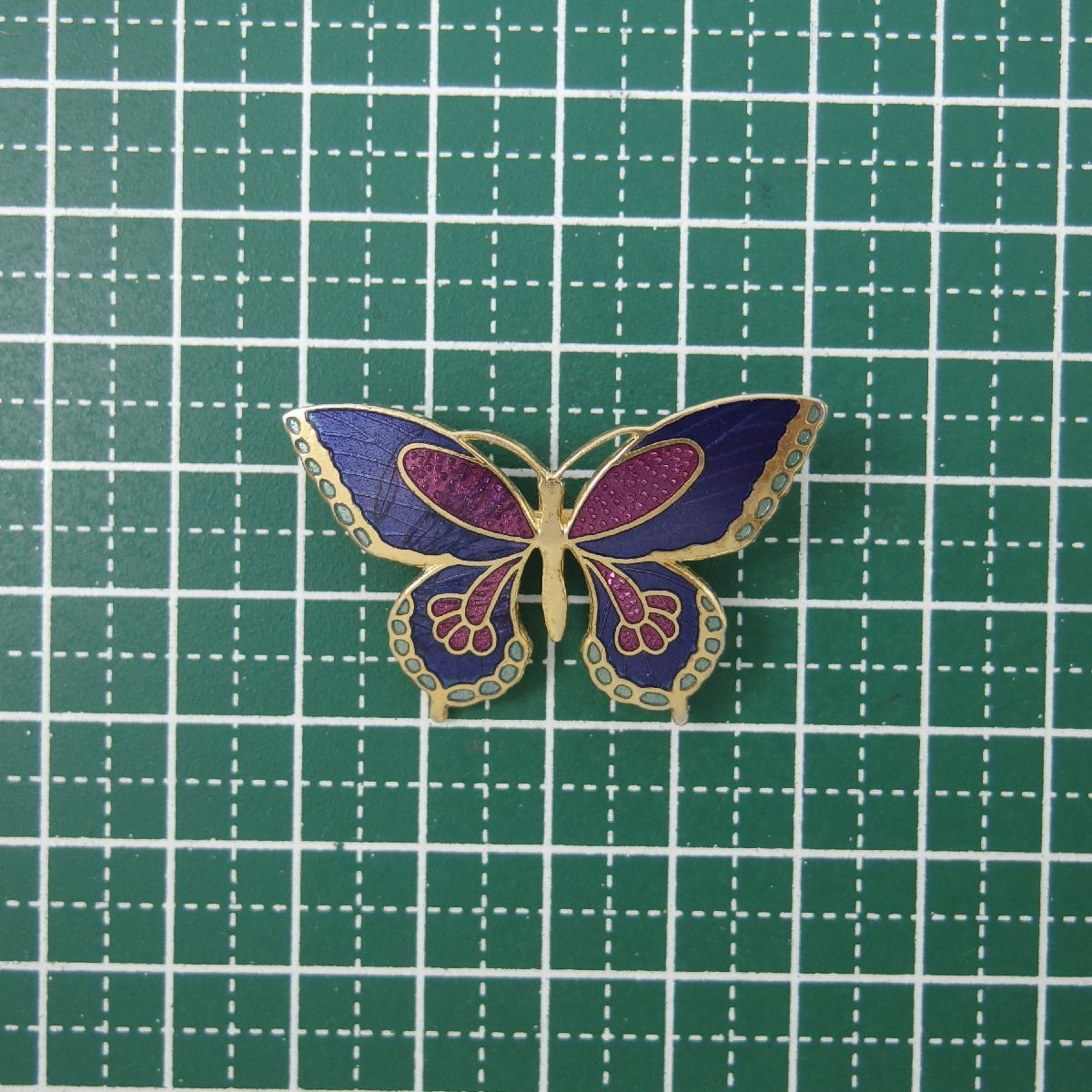 UK4161◆ バタフライモチーフ 蝶 パープル系 エナメルペイント 英国 イギリス ◆ ヴィンテージブローチ ◆_画像4