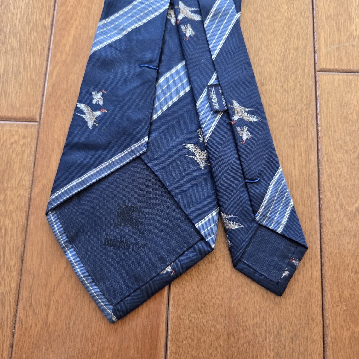 【美品】 BURBERRYS バーバリーズ ネクタイ ストライプ ネイビー シルバー 鳥(niǎo)