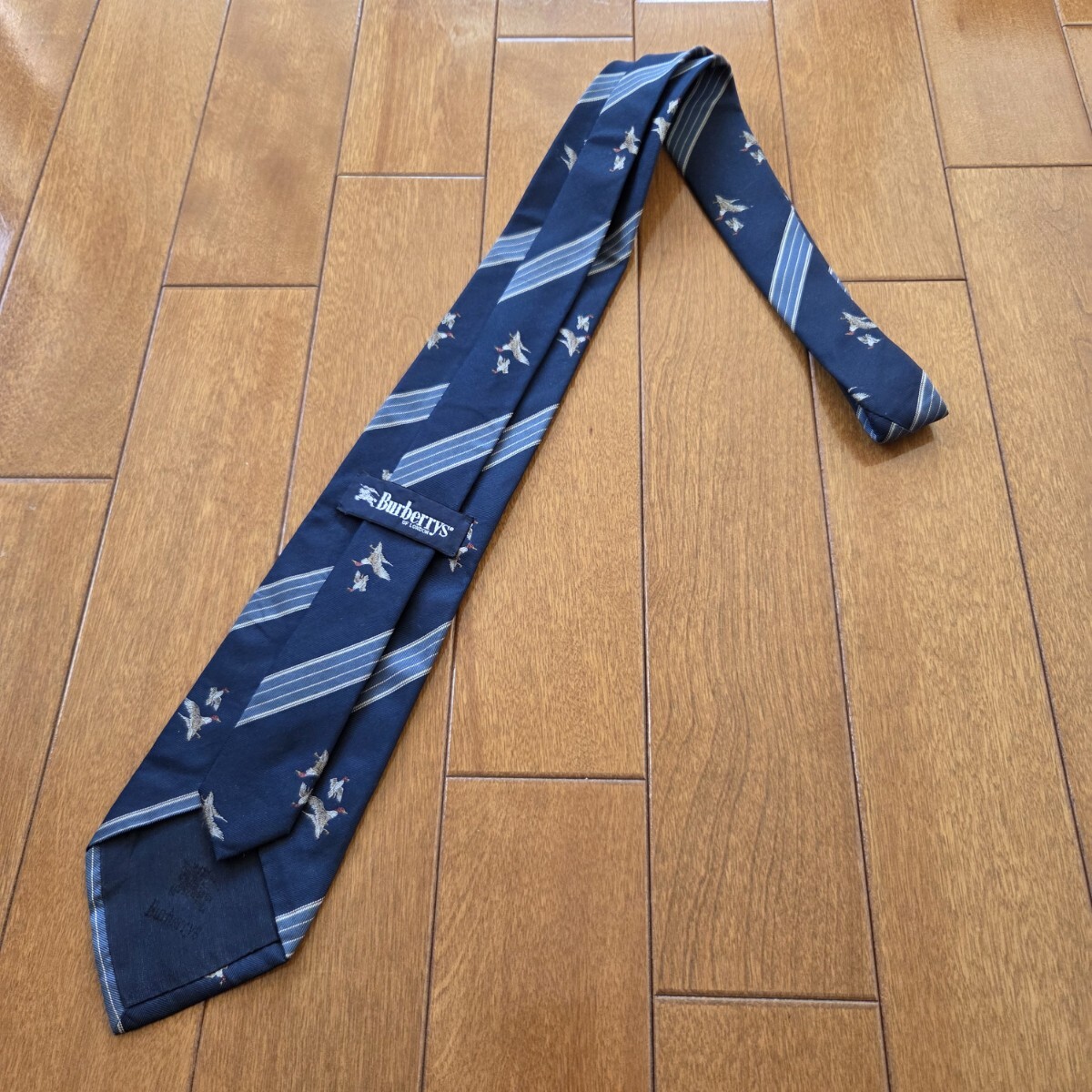 【美品】 BURBERRYS バーバリーズ ネクタイ ストライプ ネイビー シルバー 鳥(niǎo)