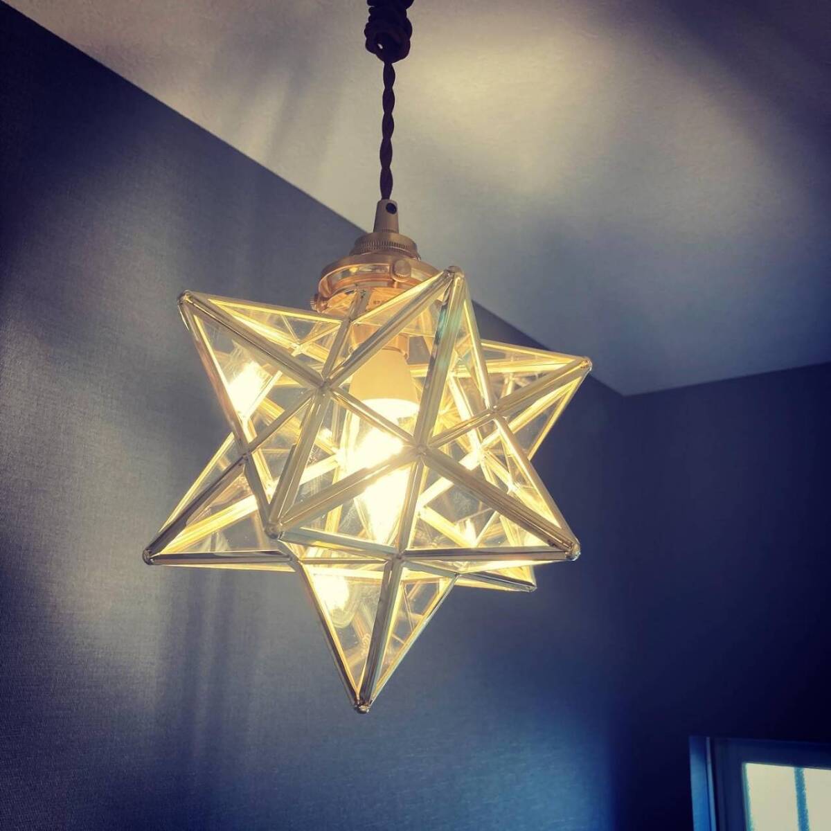 天井に吊り下げるシーリングペンダントライト