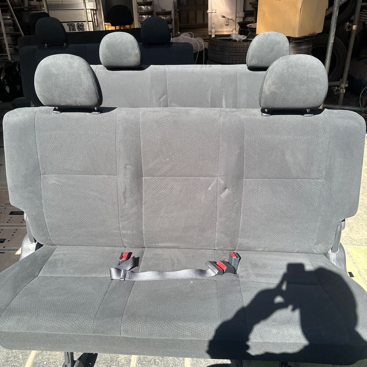 TOYOTA ハイエース　スーパーGL リヤシート　後部座席　在庫3つ　千葉県富里市より引取り限定　 29800円/1個_画像1