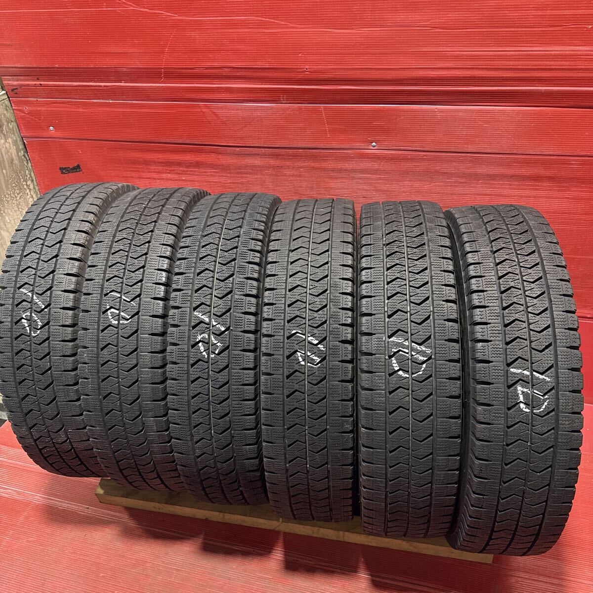 205/85R16 117/115N LT BRIDGESTONE BLIZZAK W989 205/85-16 ブリヂストン ブリザック ライトトラック 2023年国産 バリ山 6本_画像1