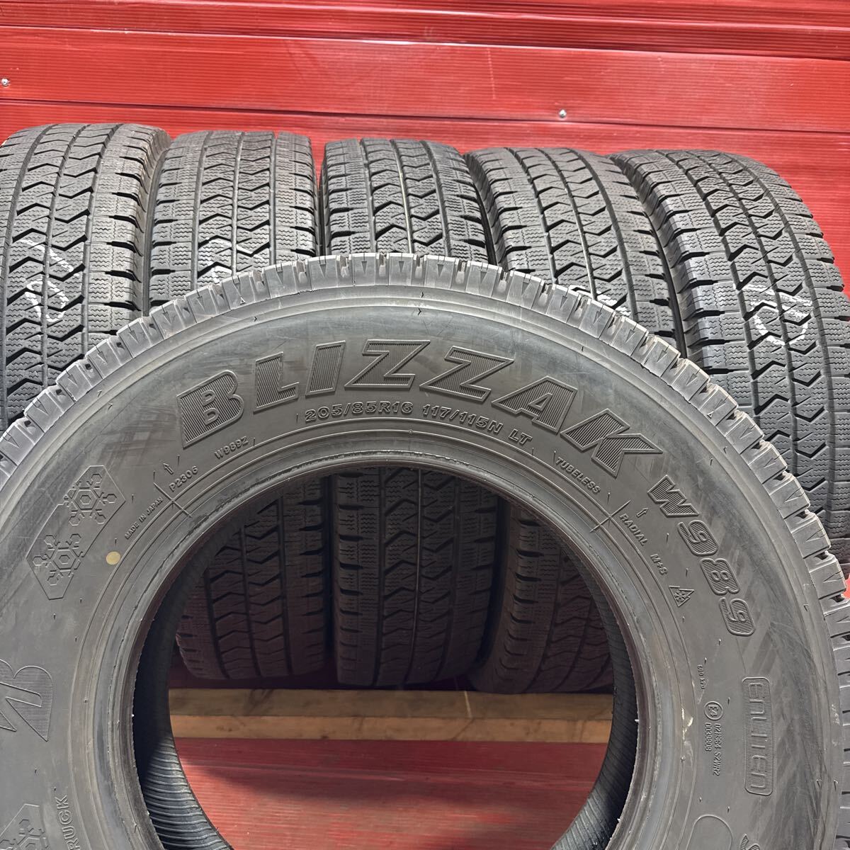 205/85R16 117/115N LT BRIDGESTONE BLIZZAK W989 205/85-16 ブリヂストン ブリザック ライトトラック 2023年国産 バリ山 6本_画像9
