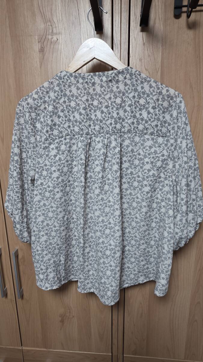 まとめて2着 しまむら aimee que ブラウス LLサイズ & BLUELIFE PORTLAND ポートランド ギャザースカート Fサイズ & 花柄 大きいサイズ_画像3