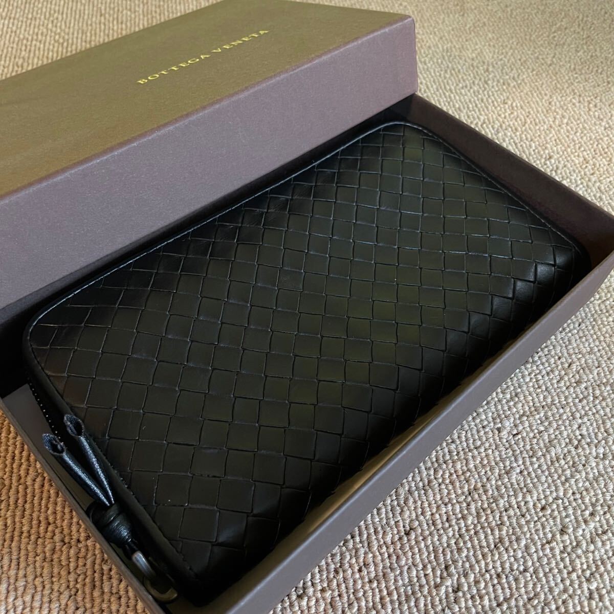 一円　美品　 カーフモデル　BOTTEGA VENETA ボッテガヴェネタ　 イントレチャート　 長(zhǎng)財(cái)布　 ラウンドファスナー　 ブラック　 