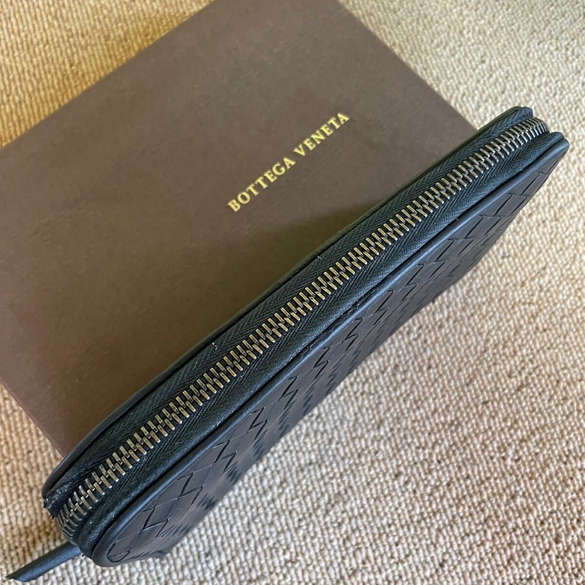 一円　美品　 カーフモデル　BOTTEGA VENETA ボッテガヴェネタ　 イントレチャート　 長(zhǎng)財(cái)布　 ラウンドファスナー　 ブラック　 
