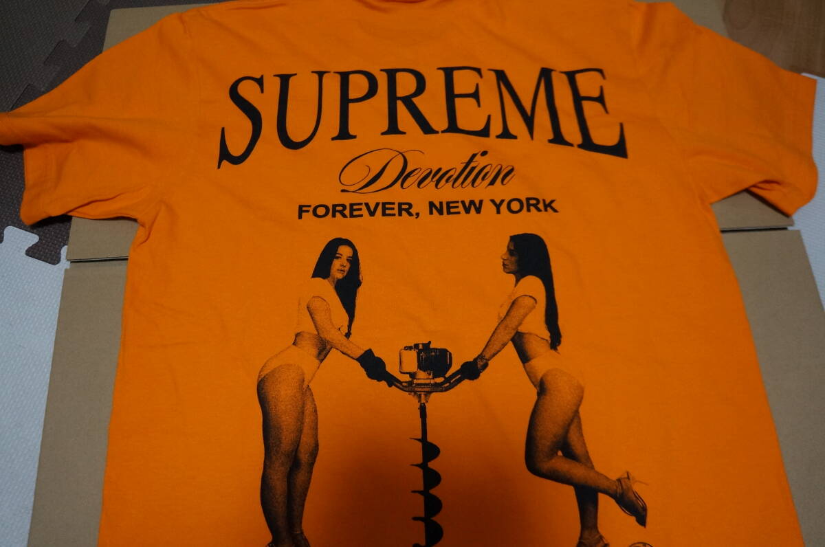 新作 Supreme Devotion Tee オレンジ色 Ｓサイズ 25FW week1 ステッカー付 シュプリーム 正規品 完売 2025 Tシャツ_画像1