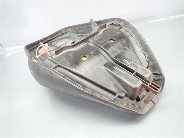 β250902-3 カワサキ バルカン400 ドリフター VN400D (H14年式) 純正 シート メインシート フロントシート 破れ無し!_画像6