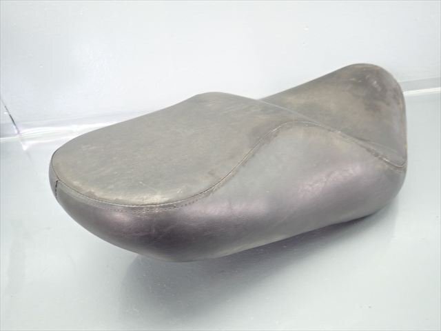 β250902-3 カワサキ バルカン400 ドリフター VN400D (H14年式) 純正 シート メインシート フロントシート 破れ無し!_画像4