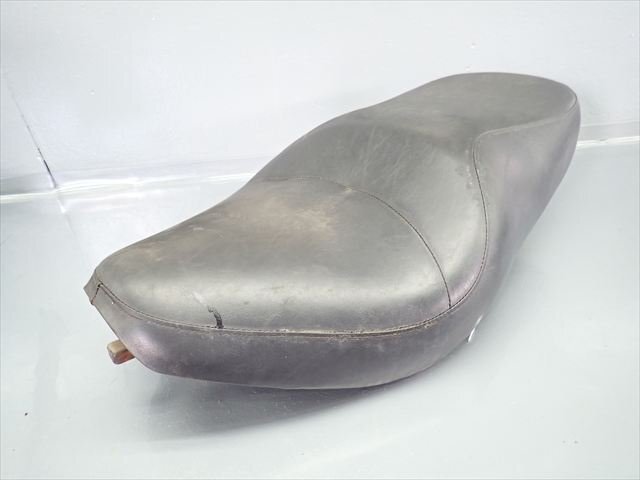 β250902-3 カワサキ バルカン400 ドリフター VN400D (H14年式) 純正 シート メインシート フロントシート 破れ無し!_画像2