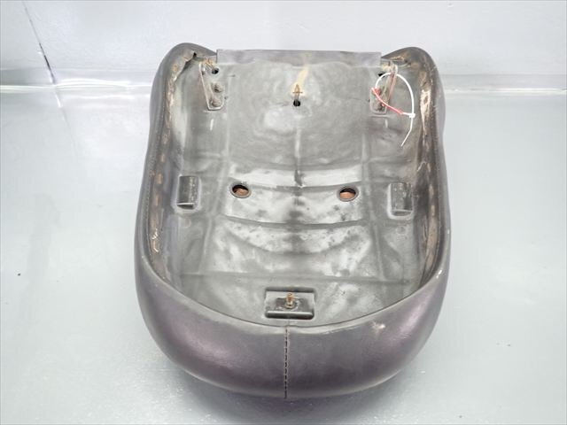 β250902-3 カワサキ バルカン400 ドリフター VN400D (H14年式) 純正 シート メインシート フロントシート 破れ無し!_画像5
